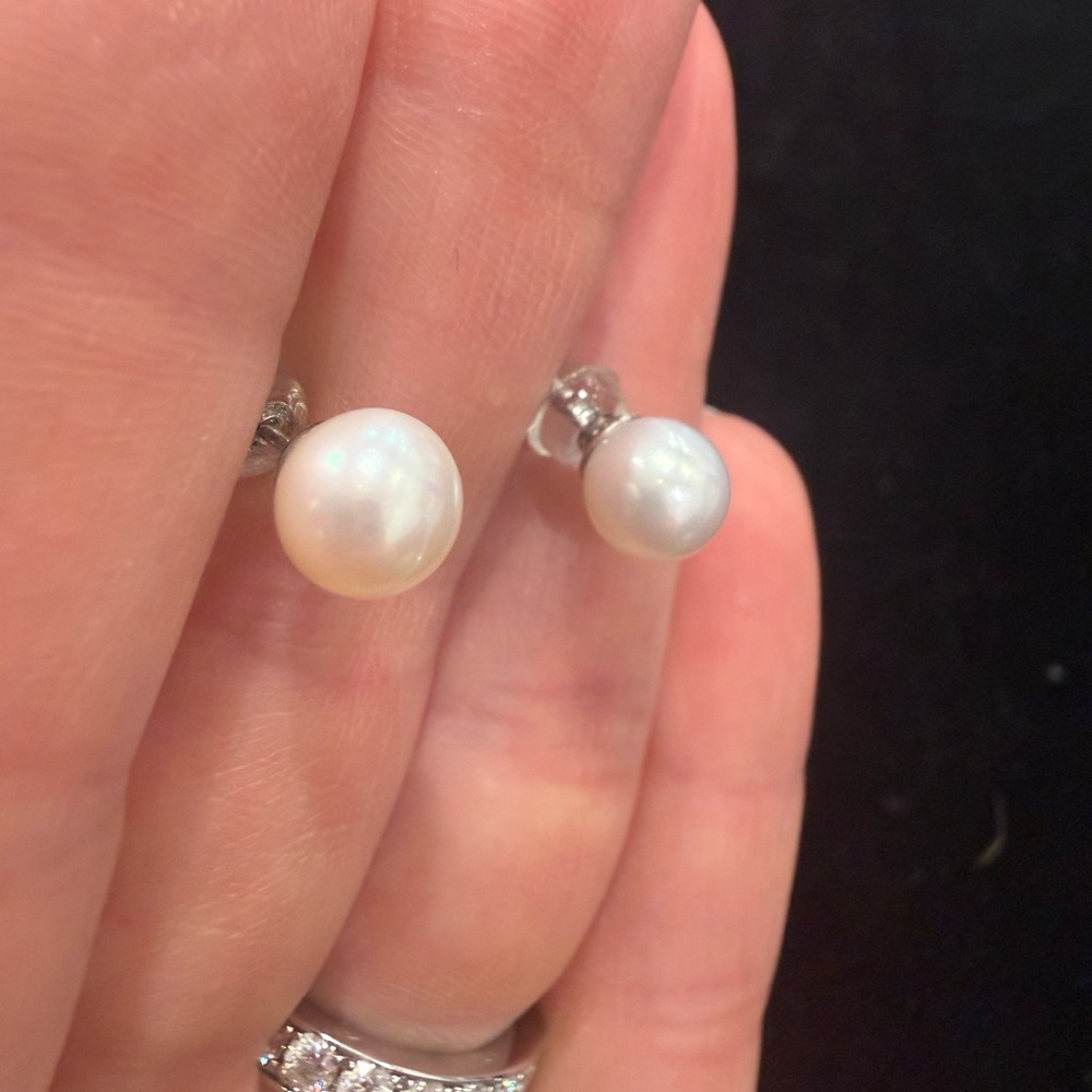 Elegant Pearl Stud Earrings in 925 Sterling Silver